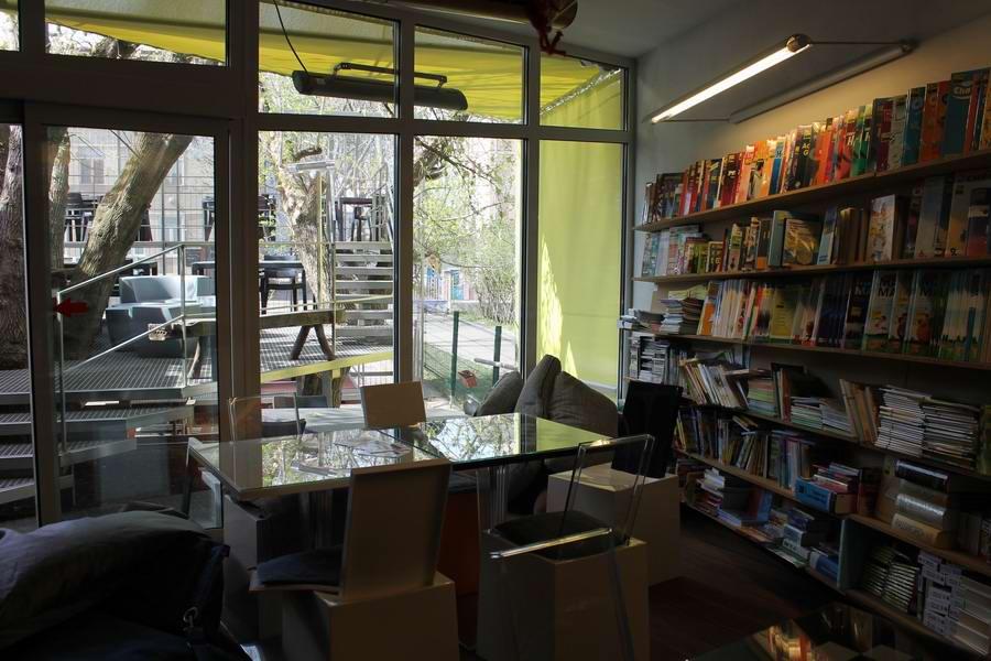 Bookcafe - zadná časť s pohľadom na terasu